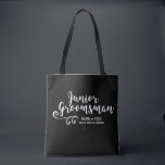 Junior Groomsman Canvas tas | Cool Modern Script<br><div class="desc">Jouw Junior Groomsman zal van deze gepersonaliseerde canvas tas houden! Dubbelzijdig met een leuke trendy witte manuscriptdoopvont en draai, kenmerkt de zak ook twee lijnen van douanetekst - voeg de naam van Junior Grooman toe, de trouwdatum, de plaats, enz. Verander de achtergrondkleur om uw trouwkleuren aan te passen - enkel...</div>