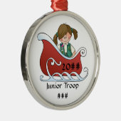 Junior Sled Brunette Metalen Ornament (Rechts)