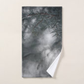 Juniper Dark Moody Floral Natuur Foto Handdoek (Handdoek)