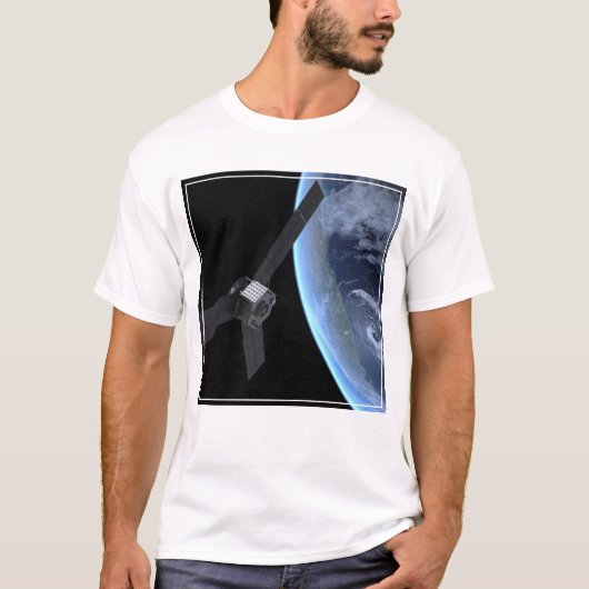 Juno ruimtevaartuig tijdens zijn Earth Flyby T-shirt (Voorkant)