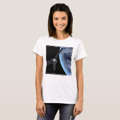 Juno ruimtevaartuig tijdens zijn Earth Flyby T-shirt (Voorkant volledig)