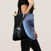 Juno ruimtevaartuig tijdens zijn Earth Flyby Tote Bag (Dichtbij)