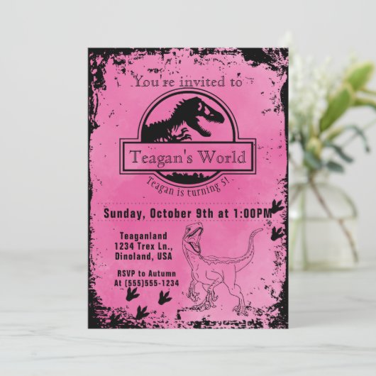 Jurassic Dino Roze Uitnodiging (Staand voorkant)