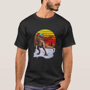 Jurassic T Rex Skiing Retro  World Funny di T-shirt
