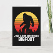 Just A Boy Who Loves BIGFOOT | Bigfoot Retro Kaart (Voorkant)