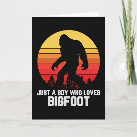 Just A Boy Who Loves BIGFOOT | Bigfoot Retro Kaart (Voorkant)