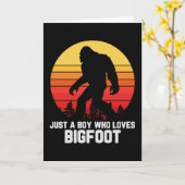 Just A Boy Who Loves BIGFOOT | Bigfoot Retro Kaart (Gele Bloem)