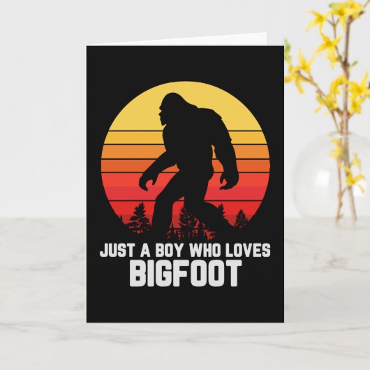 Just A Boy Who Loves BIGFOOT | Bigfoot Retro Kaart (Gele Bloem)