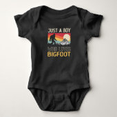 Just A Boy Who Loves Bigfoot Sasquatch Romper (Voorkant)