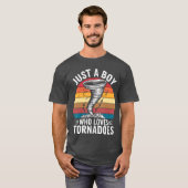 Just A Boy Who Lovesornadoes oddler Boy retro T-shirt (Voorkant volledig)
