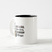 Just a Girl Who Loves Country Music Tweekleurige Koffiemok (Voorkant links)