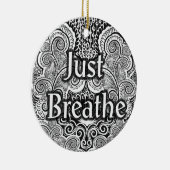 Just Breathe – Kalmerende Mandala-Geïnspireerd Keramisch Ornament (Rechts)