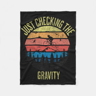Just Checking The Gravity Funny Mountain Biking Sp Fleece Deken