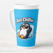 JUST CHILLING PINGUIN Throw Pillow Latte Mok (Linkerhoek)
