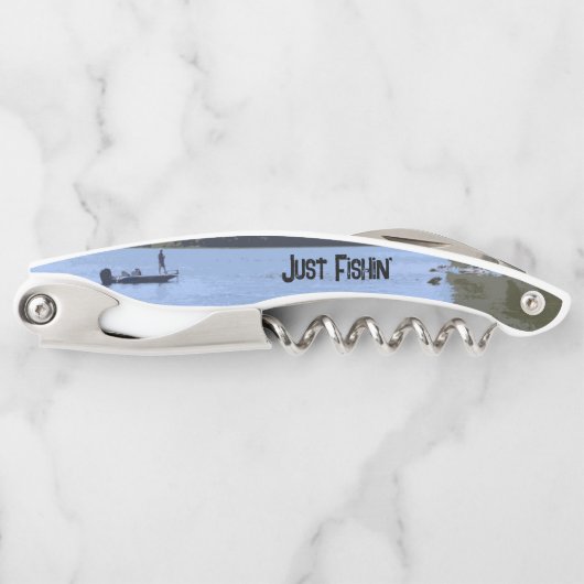 Just Fishin' Boat on Lake Illustration Kurkentrekker (Voorkant)