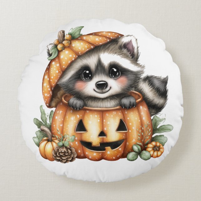 Just hanging around, Playful Raccoon In Pumpkin Rond Kussen (Voorkant)