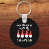 Just Hanging With My Gnomies Shirt, Christmas Gnom Sleutelhanger (Voorkant)