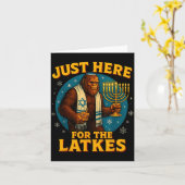 Just Here For The Latkes Funny Hanukkah Bigfoot  Kaart (Gele Bloem)