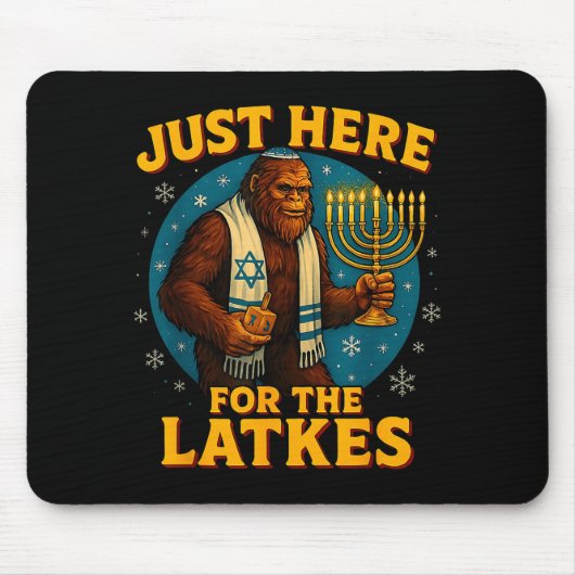 Just Here For The Latkes Funny Hanukkah Bigfoot Muismat (Voorkant)