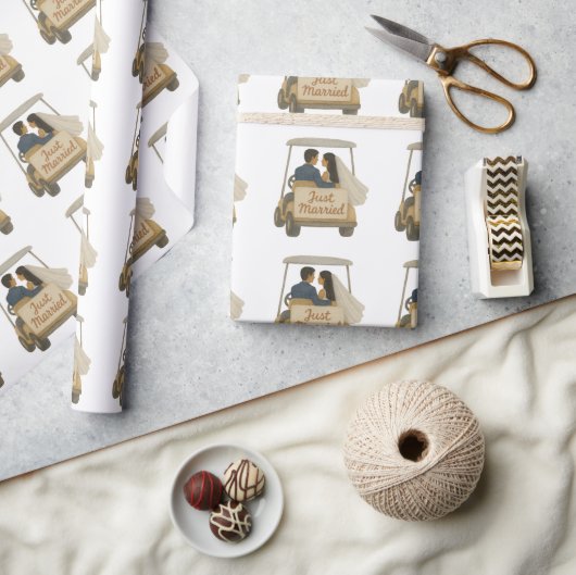 'Just Married' Bride and Groom in a Golf Cart  Cadeaupapier (Crafts)