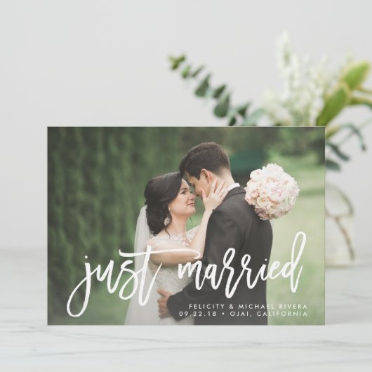 Just Married | Brush Lettered Wedding Aankondiging (Staand voorkant)