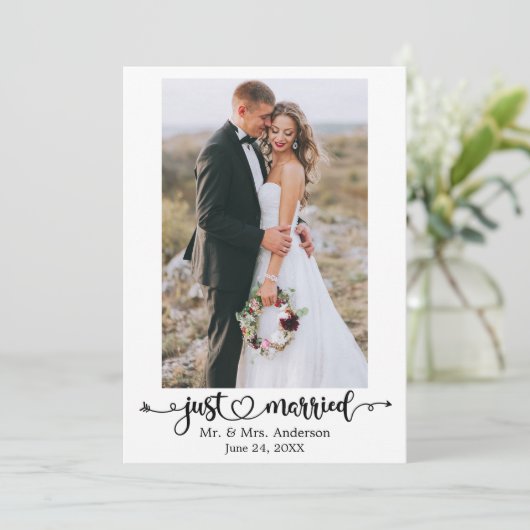 Just Married Calligraphy Heart Photo Wedding Aankondiging (Staand voorkant)