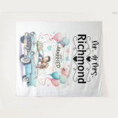 Just Married Getaway – Huwelijksachtergrond Wandkleed (Voorkant (horizontaal))