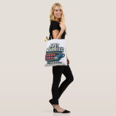 Just Married Loading – Grappige Tech Wedding Tote Bag (Op model)