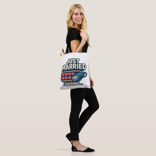 Just Married Loading – Grappige Tech Wedding Tote Bag (Op model)
