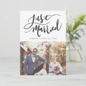 Just Married | Modern met de hand geletterd script Aankondiging (Staand voorkant)