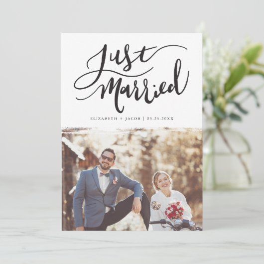 Just Married | Modern met de hand geletterd script Aankondiging (Staand voorkant)