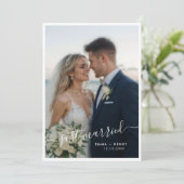 Just Married Script Wedding Fotoaankondiging Kaart (Staand voorkant)