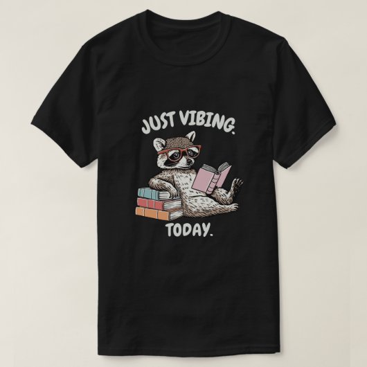 Just Vibing Today Raccoon Reading Design T-shirt (Design voorkant)