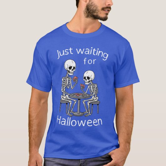 Just Waiting For Halloween Bored Skeletons Playing T-shirt (Voorkant)