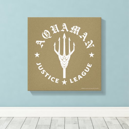 Justice League | Aquaman Retro Trident Emblem Canvas Afdruk (Insitu (Houten vloer))