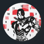Justice League | Cyborg Digital Noir Pop Art Grote Klok<br><div class="desc">Bekijk deze noir-stijl komische kunst van de Cyborg van de Justice League,  die staat met zijn cybernetisch kanon klaar. Deze zwarte en witte afbeelding wordt gecompenseerd door zijn rode cybernetische verbeteringen en rode digitale vierkantjes op de achtergrond.</div>