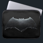Justice League | Metallic Batman-symbool Laptop Sleeve<br><div class="desc">Dit is Batman's versleten metallische vleermuissymbool uit de film Justice League.</div>