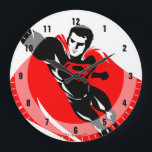 Justice League | Superman Flying Noir Pop Art Grote Klok<br><div class="desc">Bekijk deze pop-kunststijl van de Superman van de Justice League terwijl hij door de lucht vliegt. Deze zwarte en witte tekening wordt gecompenseerd door zijn heldere rode cape en rode S-Shield logo op zijn borst.</div>
