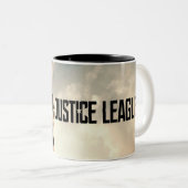 Justice League | Wonder-vrouw op slagveld Tweekleurige Koffiemok (Voorkant rechts)