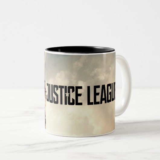 Justice League | Wonder-vrouw op slagveld Tweekleurige Koffiemok (Voorkant rechts)