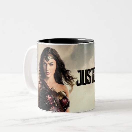 Justice League | Wonder-vrouw op slagveld Tweekleurige Koffiemok (Voorkant links)