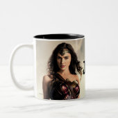 Justice League | Wonder-vrouw op slagveld Tweekleurige Koffiemok (Links)