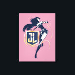 Justice League | Wonder Woman & JL Icon Pop Art Canvas Afdruk<br><div class="desc">Kijk eens naar Wonder Woman,  beschilderd in een klassieke stijl met hoog contrast,  haar Lasso of Truth in hand en zwevend rond een gouden en blauwe logo van de Justice League JL. Halftone stippen verspreiden zich over deze afbeelding,  wat het een nostalgisch stripboek geeft.</div>