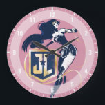 Justice League | Wonder Woman & JL Icon Pop Art Grote Klok<br><div class="desc">Kijk eens naar Wonder Woman,  beschilderd in een klassieke stijl met hoog contrast,  haar Lasso of Truth in hand en zwevend rond een gouden en blauwe logo van de Justice League JL. Halftone stippen verspreiden zich over deze afbeelding,  wat het een nostalgisch stripboek geeft.</div>