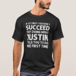 JUSTIN Name Personalized Birthday Funny Kerstmis T-shirt<br><div class="desc">Rol en leuk "Als je er eerst niet in slaagt te doen wat Justin je zei om de eerste keer te doen" is een perfect geschenk of cadeau voor alle vrouwen die je wilt verrassen. Ideaal voor jezelf of als cadeau voor je favoriete meisje. Koop het ontwerp nu!</div>