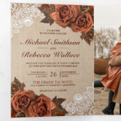 Jute Stof Stoere Terracotta Roos QR Code Bruiloft Drieluik Uitnodiging (Binnenzijde eerst)