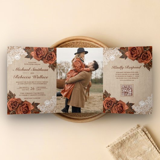 Jute Stof Stoere Terracotta Roos QR Code Bruiloft Drieluik Uitnodiging