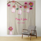 Jute zak met roze bloemen in glazen potten als fot wandkleed (In situ)