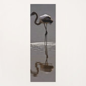 Juveniele flamingo in grijs met reflectie yogamat (Voorkant)