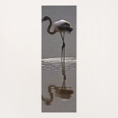 Juveniele flamingo in grijs met reflectie yogamat (Achterkant)